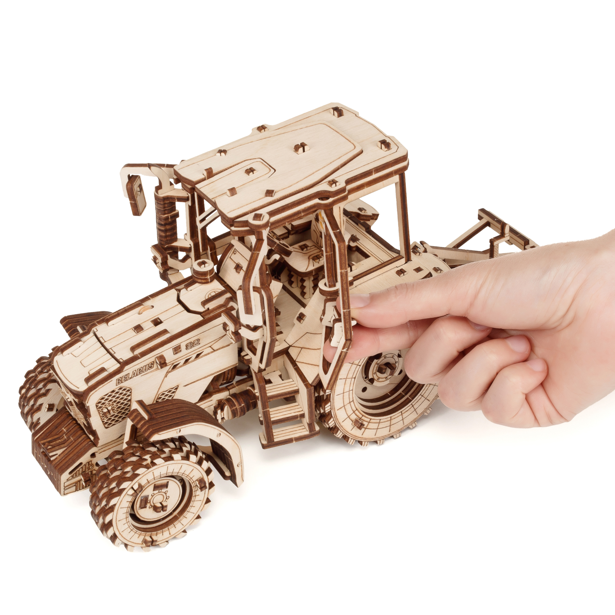 Купить Сборная модель деревянная 3D EWA Трактор БЕЛАРУС 82.3 с плугом оптом