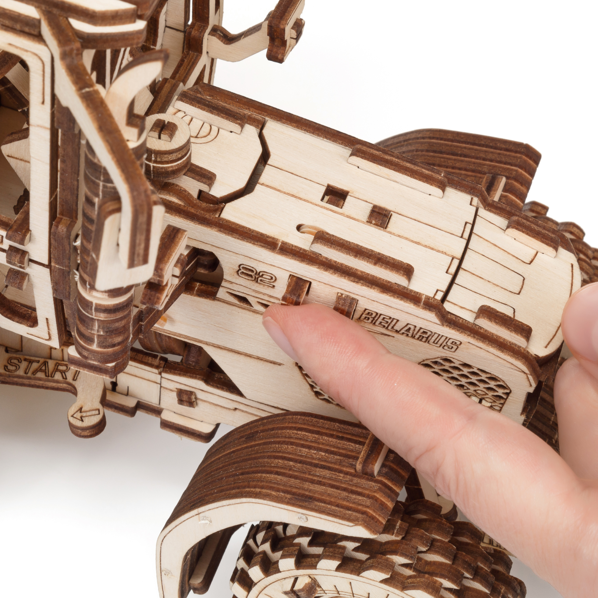 Купить Сборная модель деревянная 3D EWA Трактор БЕЛАРУС 82.3 с плугом оптом