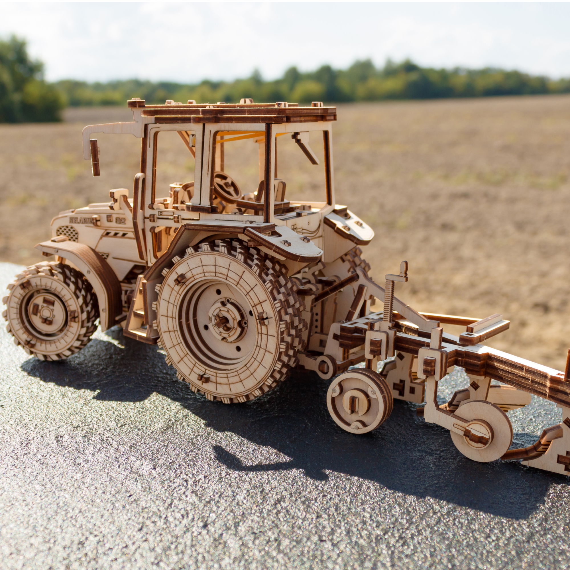 Купить Сборная модель деревянная 3D EWA Трактор БЕЛАРУС 82.3 с плугом оптом