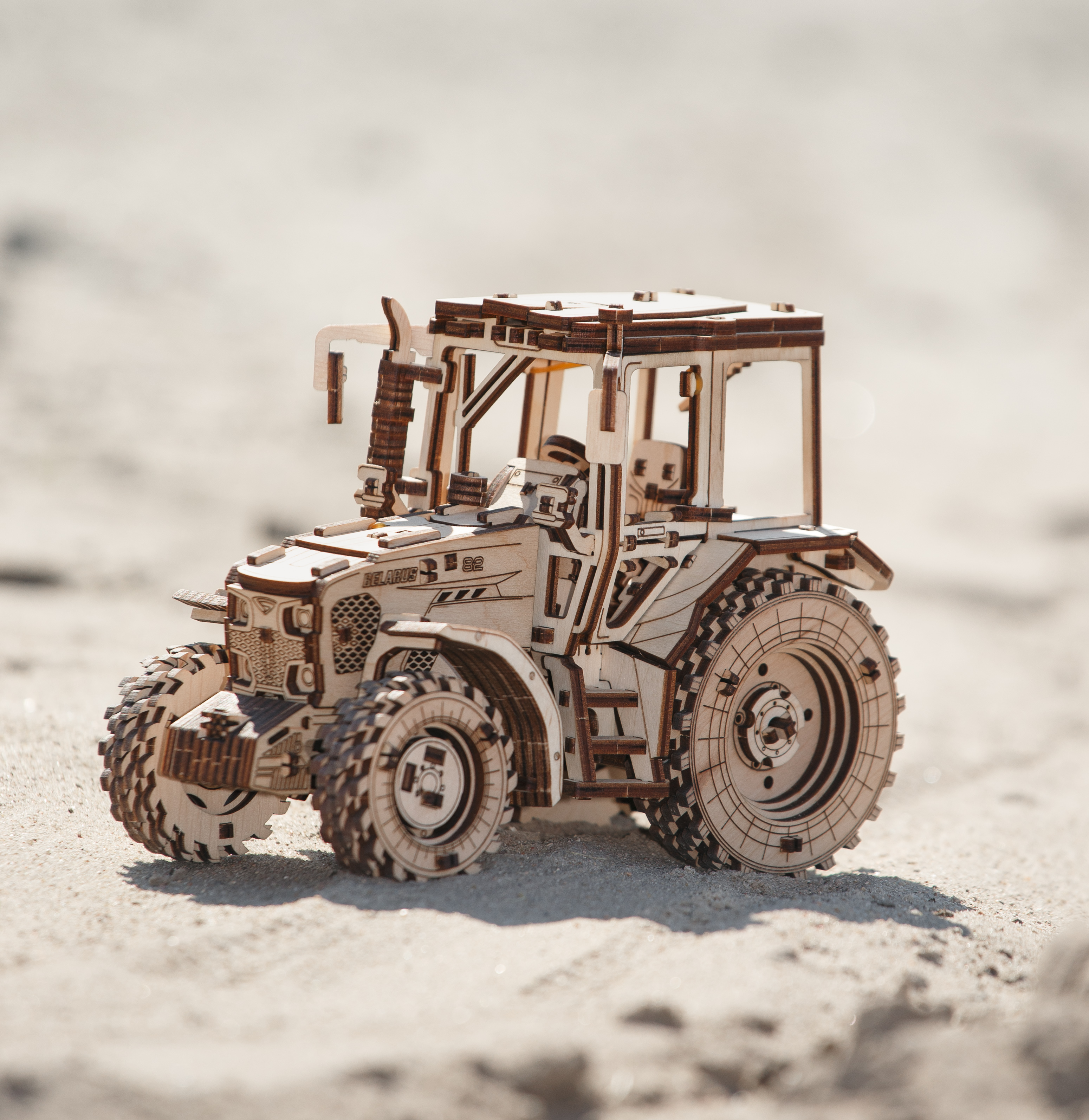 Купить Сборная модель деревянная 3D EWA Трактор БЕЛАРУС 82 оптом