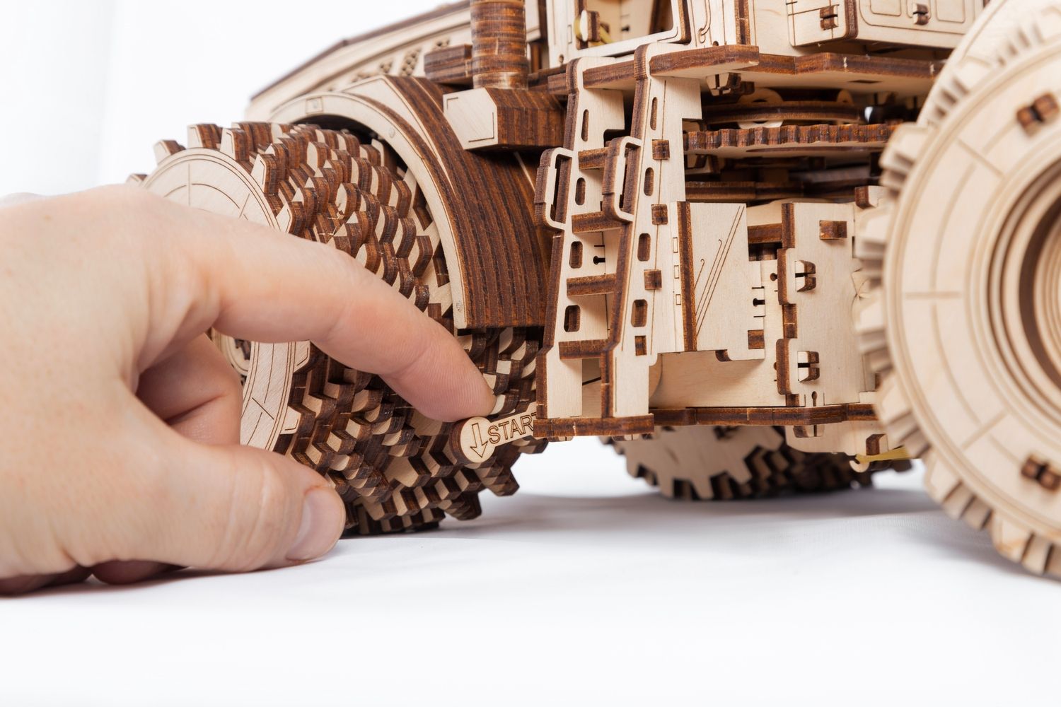 Купить Конструктор деревянный 3D EWA Трактор КИРОВЕЦ К-7М оптом